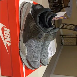 1 pair of Nike sneakers